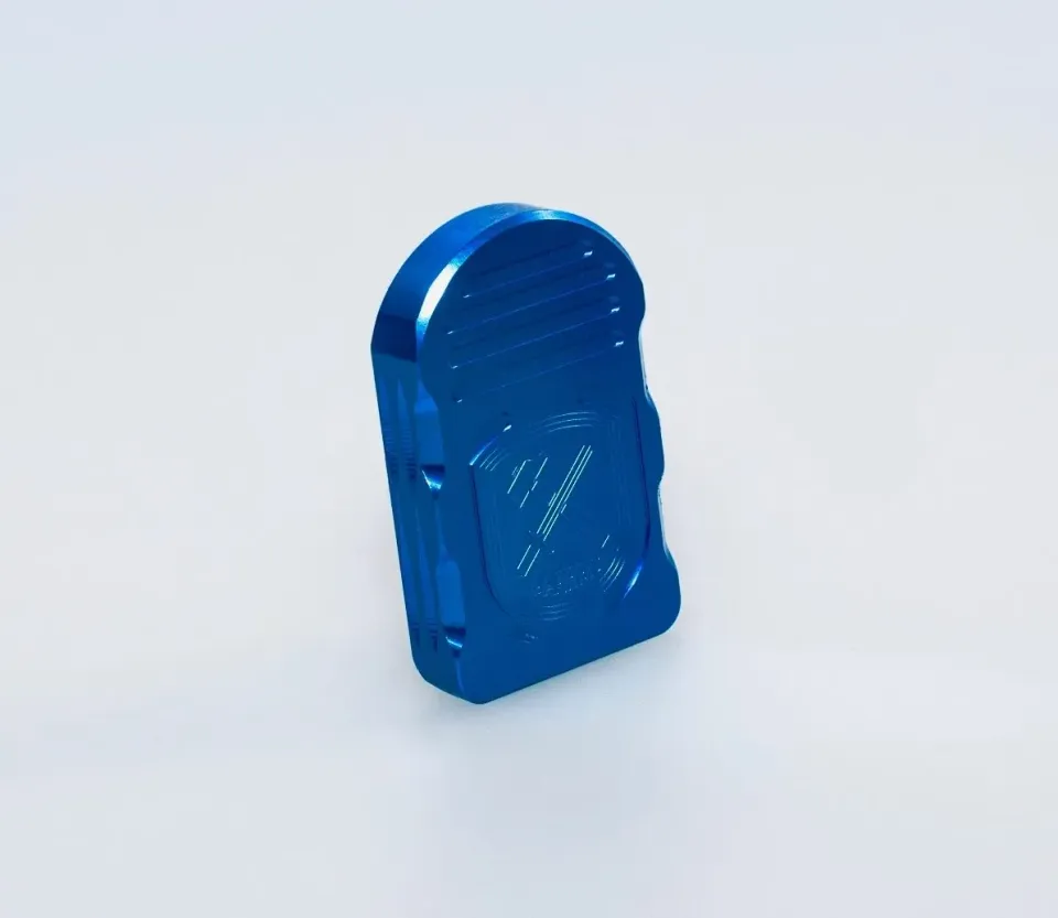 M-Arms STD Retro +1 magasinbunnplate blå aluminium