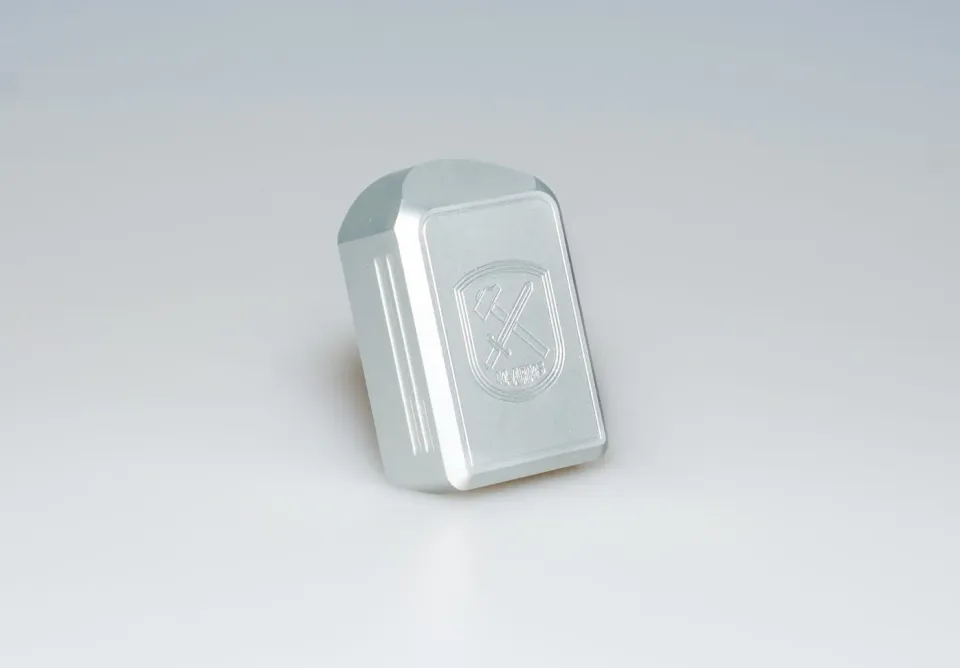 M-Arms Classic Line +2 magasinbunnplate sølv glatt aluminium