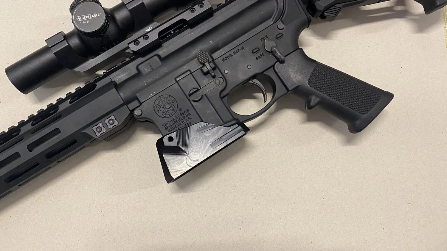 M-Arms magwell AR 15 svart polymer