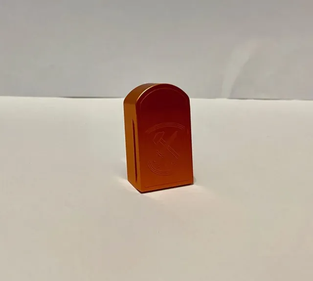 M-Arms Sig Sauer magasinbunnplate oransje aluminium skadet