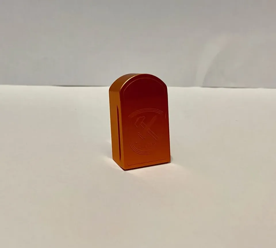 M-Arms Sig Sauer magasinbunnplate oransje aluminium skadet